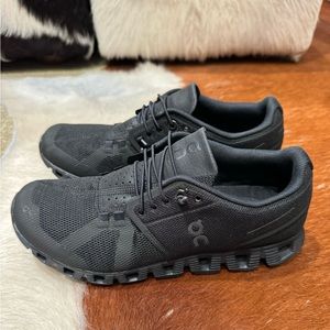 On Running all black no tie laces women’s tennis shoes.